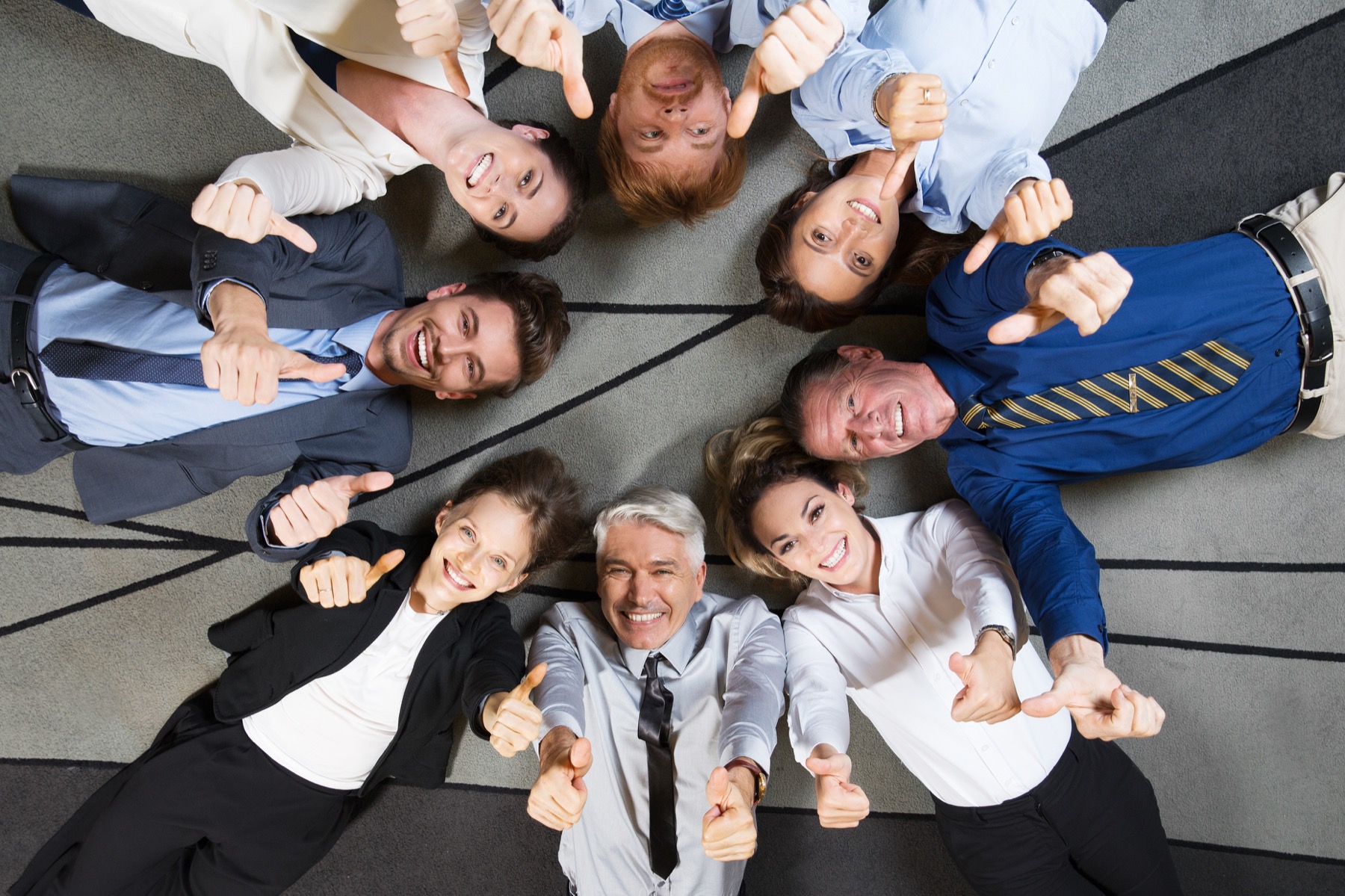 Team mit positiver Energie und Freude bei der Arbeit